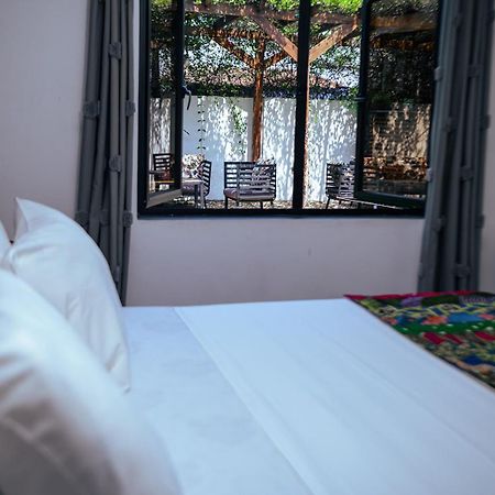Ahome Guest House & Lounge Ломе Екстер'єр фото